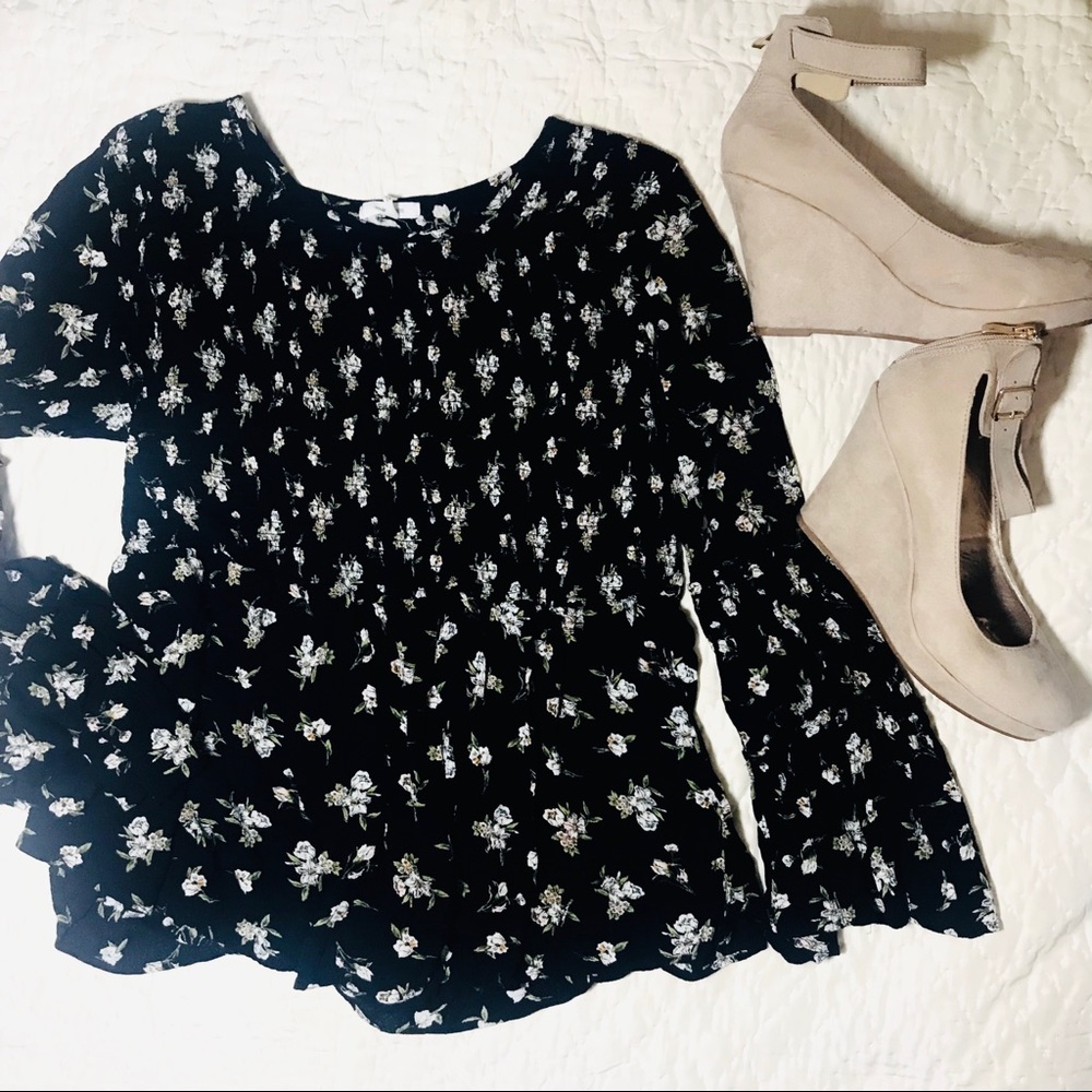 Flowered flowy top with bell sleeves and ruching